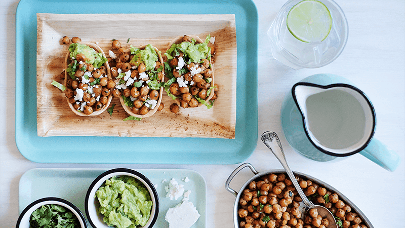 Spicy garbanzos med guacamole, koriander og fetaost